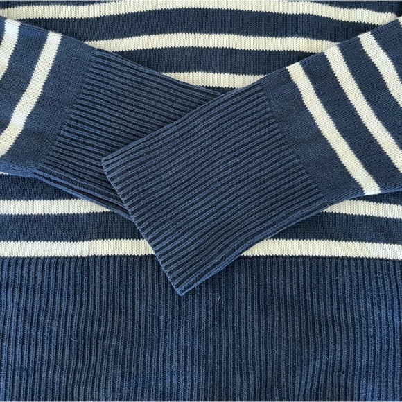 Like New Gap 24/7 Split-Hem Turtleneck Sweater - Picture 5 of 6